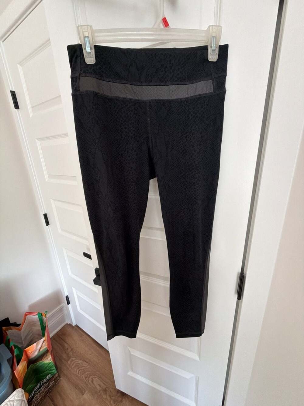 Lululemon Athletica Black Snakeskin Pattern High-Rise Athletic Leggings, Size 6